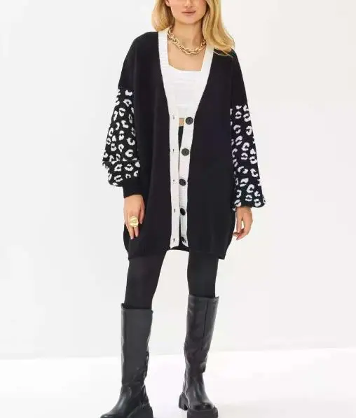 Kardigan damski dzianinowy o luźnym kroju, z żakardowym wzorem w panterkę, dekoltem w serek, średniej długości, idealny do pracy, kolekcja Jesień 2025.