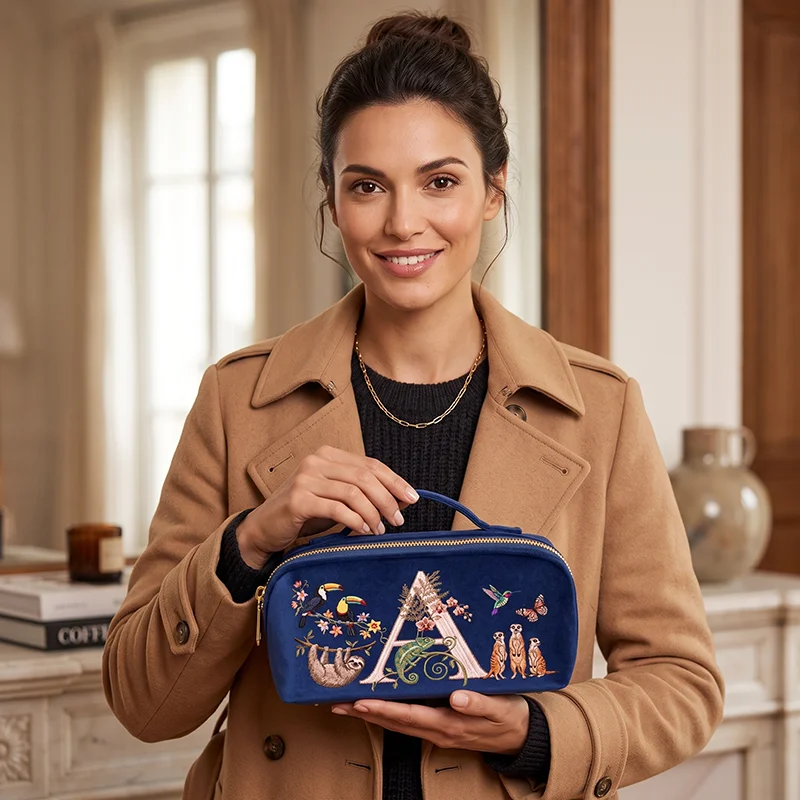 Marineblaue Kosmetiktasche aus Samt mit Imitationsstickerei, Buchstabenmuster und Tiermotiv, großes Fassungsvermögen, für Damen. – Detail 11