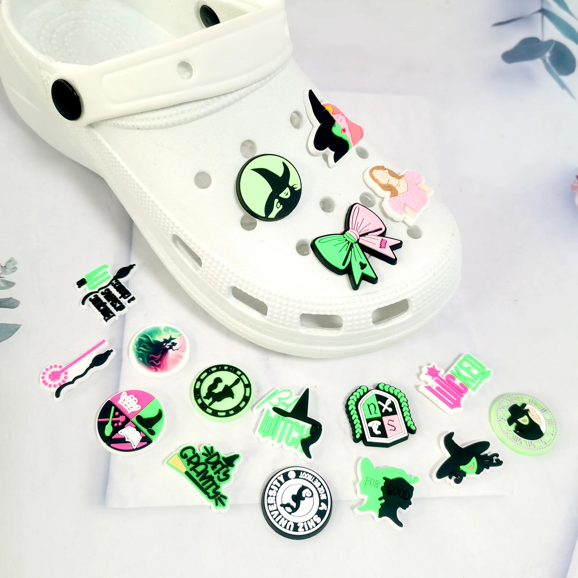 18/50/100PCS Giocattoli Caldi Micked Witch of the West Pendenti e Ciondoli Accessori Decorazioni PVC Classico Clog Fibbia per la Festa di Natale Regali