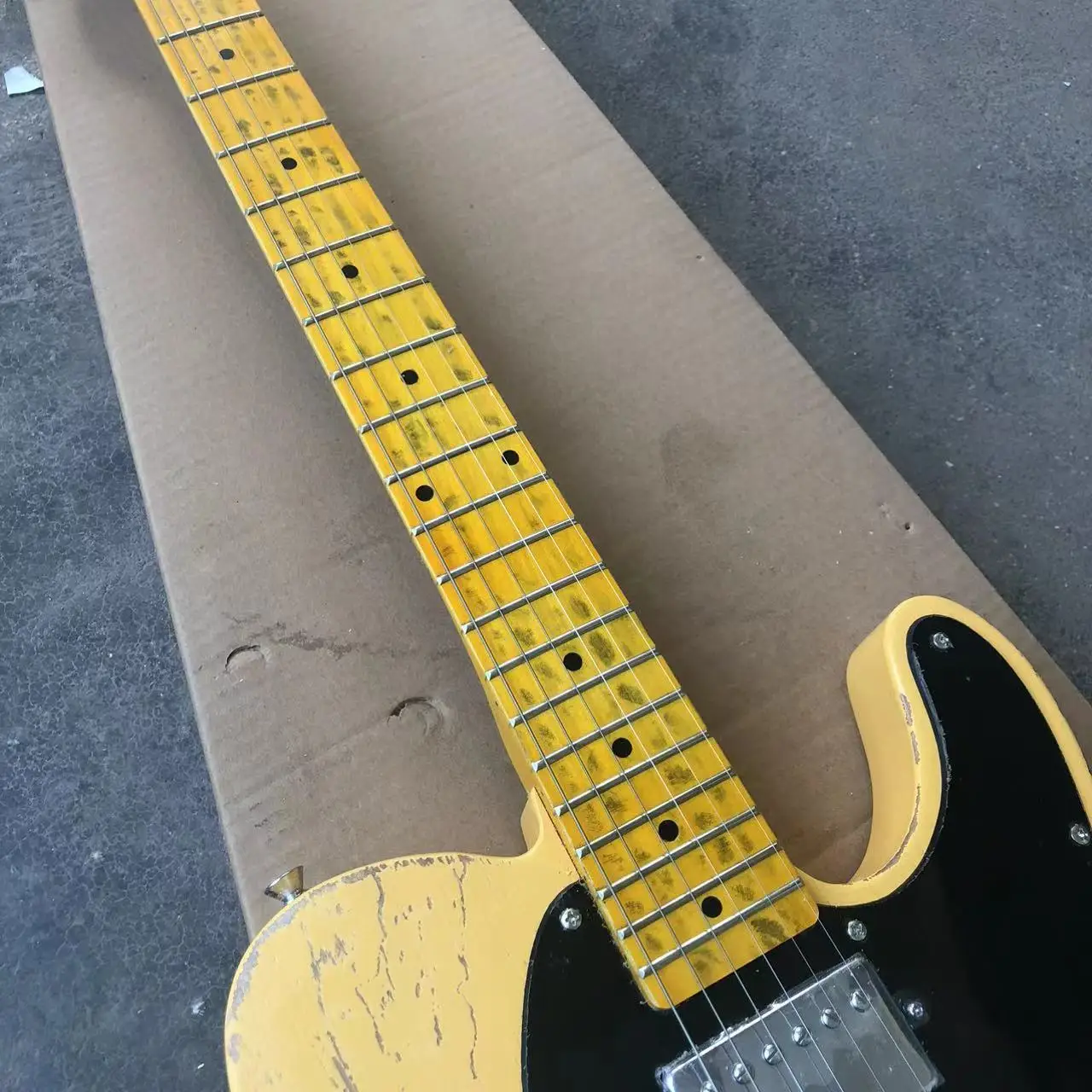 Milk yellow six-string old electric guitar, basswood body, maple neck, black panel support personalized customization.