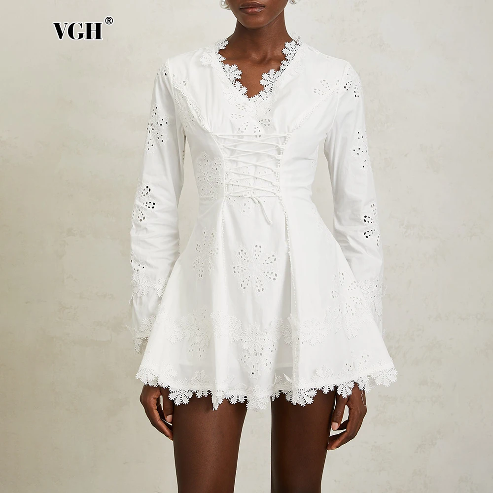 VGH Krótka biała sukienka damska w stylu runway z dekoltem w serek, patchworkiem, ażurowymi detalami, haftem, wyszczuplająca, idealna na plażę i imprezy, model 2026