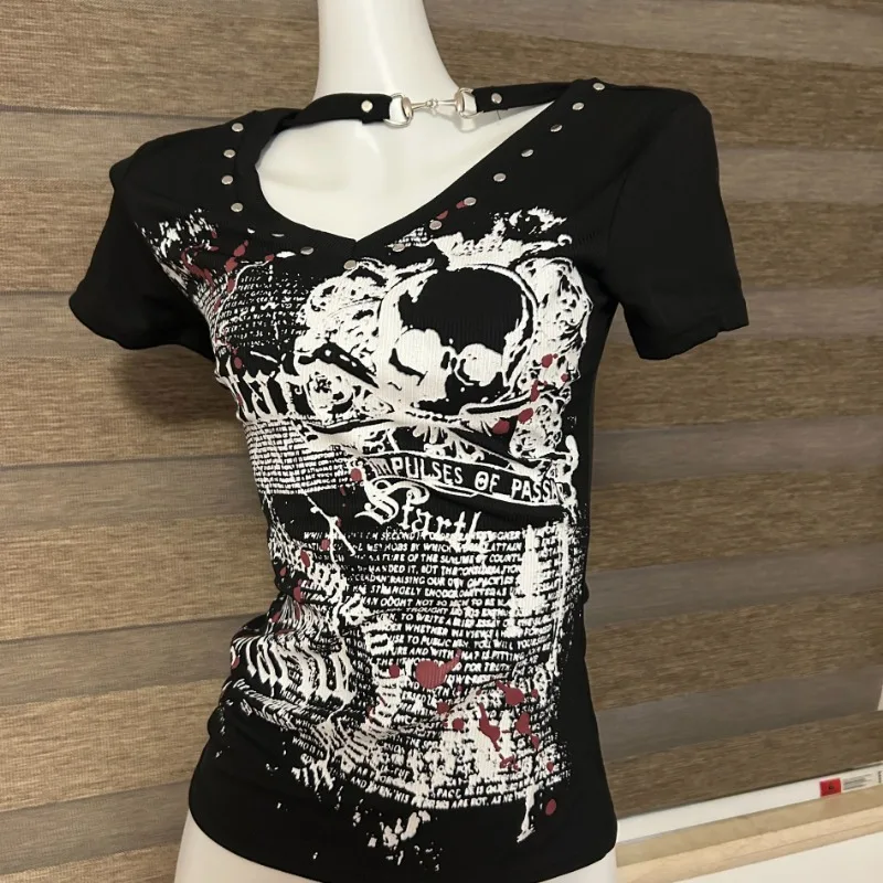خمر الشرير Y2k الجرافيك تي شيرت الفتيات الخامس الرقبة تي شيرت مطبوع المرأة عارية الذراعين زر معدني قصيرة الأكمام بلايز القوطي الملابس الجمالية