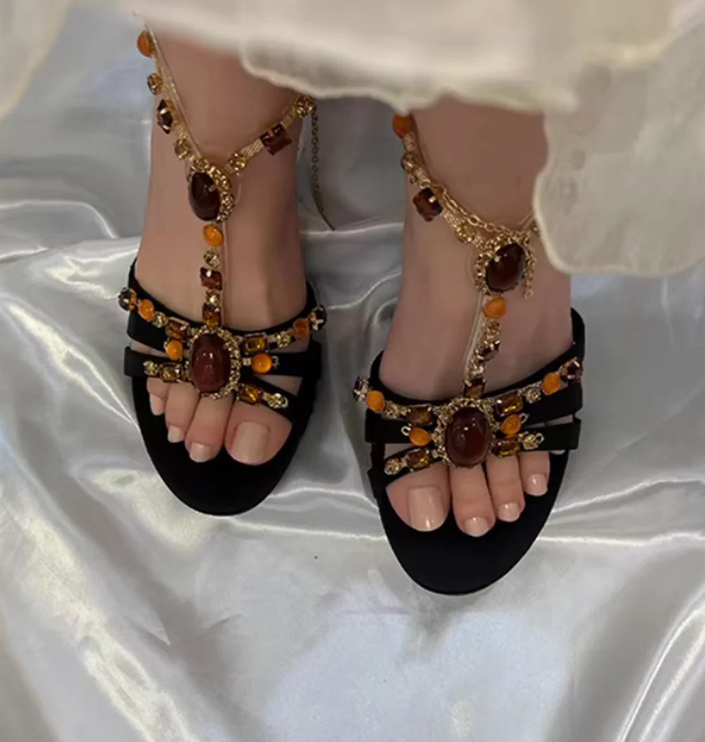 

Элегантные туфли-лодочки в стиле бохо-глэм из черного атласа с Т-образным ремешком, золотисто-янтарными бусинами и открытым носком на шпильке для вечеринок