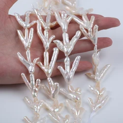 Freshwater pearl string in the shape of three-legged chicken feet