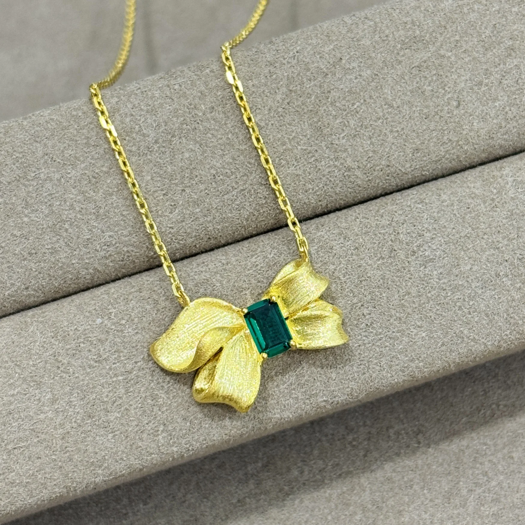 

2024 New Trend Classic Retro Gold Bow 925 Pure Silver Women's Luxury Jewelry Item Emerald Pendant Charm High Fashion Party Gift