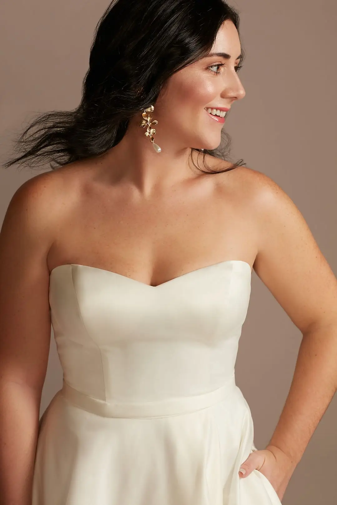 Robe de mariée en satin blanc ivoire avec fente, sur mesure, poches latérales, train chapelle, frais, moderne, sans bretelles, luxe, livraison gratuite, 2023