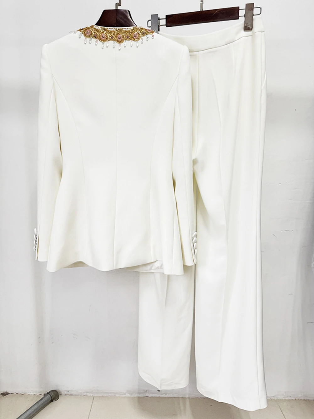ชุดสูทผู้หญิงสีขาวแบบหรูหราประดับลูกปัด แบรนด์ Modphy ประกอบด้วยเสื้อเบลเซอร์แบบมีซิปและกางเกงขายาวทรงกว้าง ชุดสองชิ้น สไตล์ลำลอง เรียบหรู