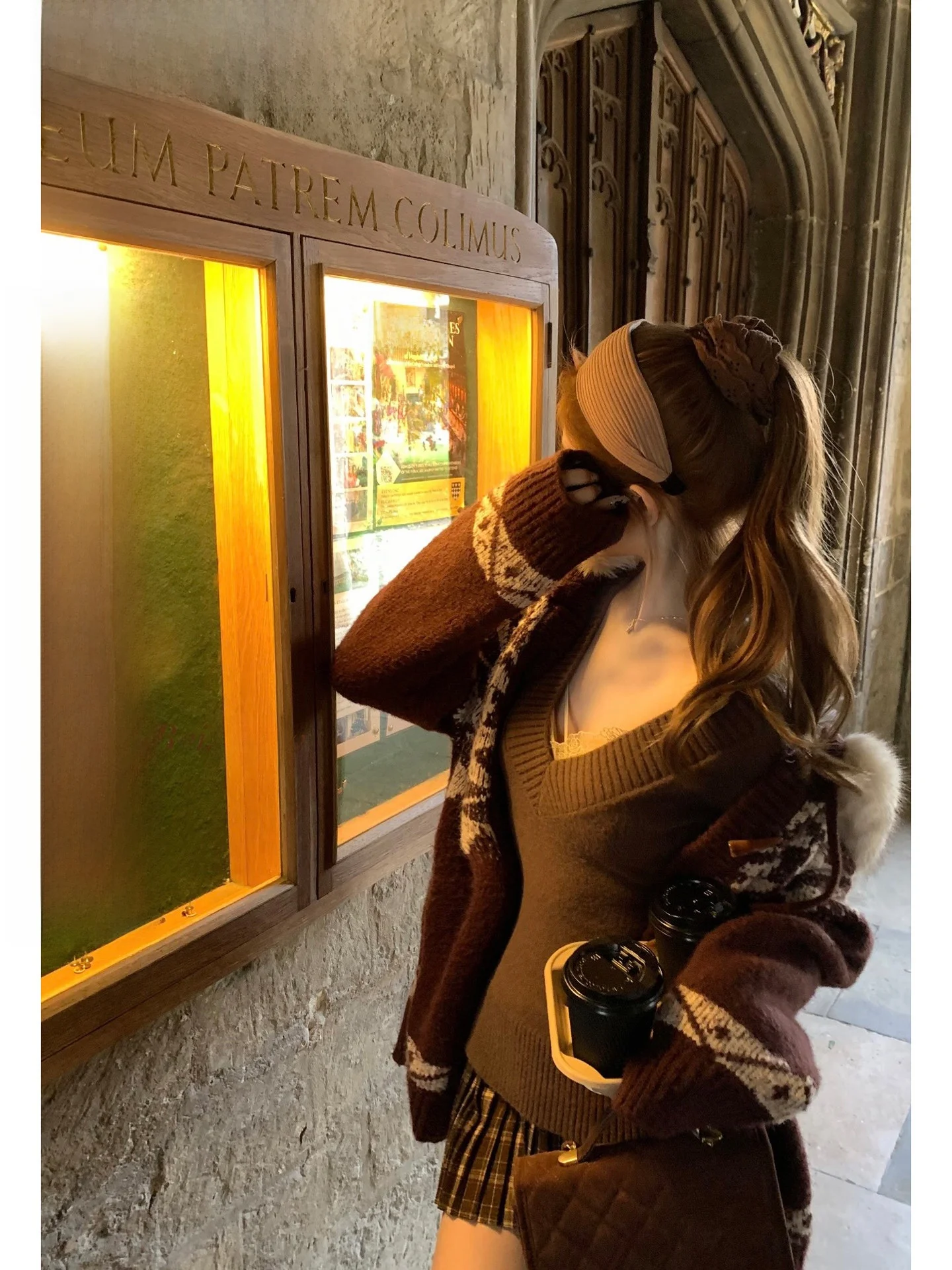 

Белая вода, женский вязаный свитер High nce Sister с v-образным вырезом, клетчатая юбка, женская осенне-зимняя атмосфера, чистое желание...