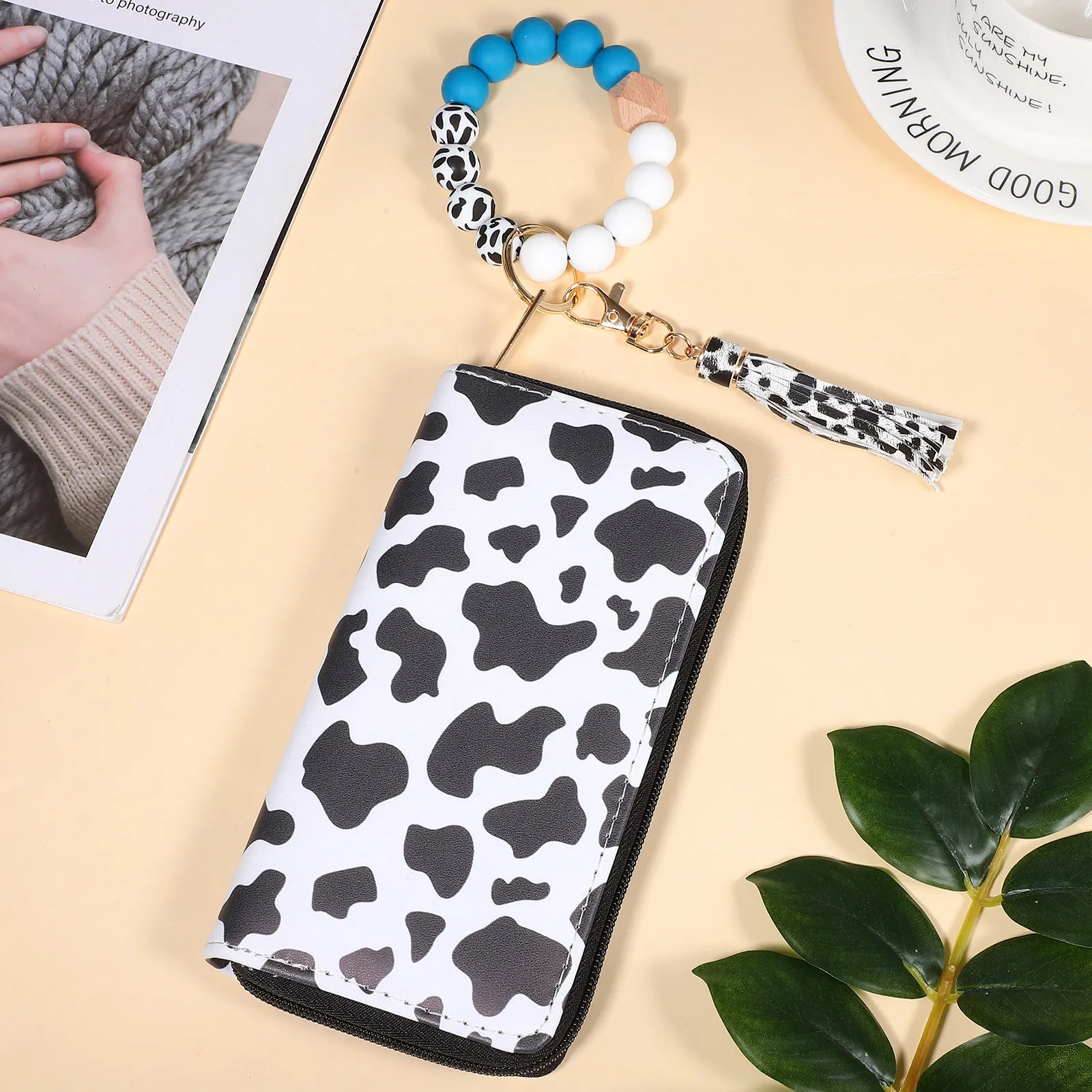 

Кошелек с коровьим принтом из ПУ, стильный длинный клатч, держатель для денег и карт, браслет-цепочка с бусинами и кисточкой, брелок для ключей, подарок для женщин