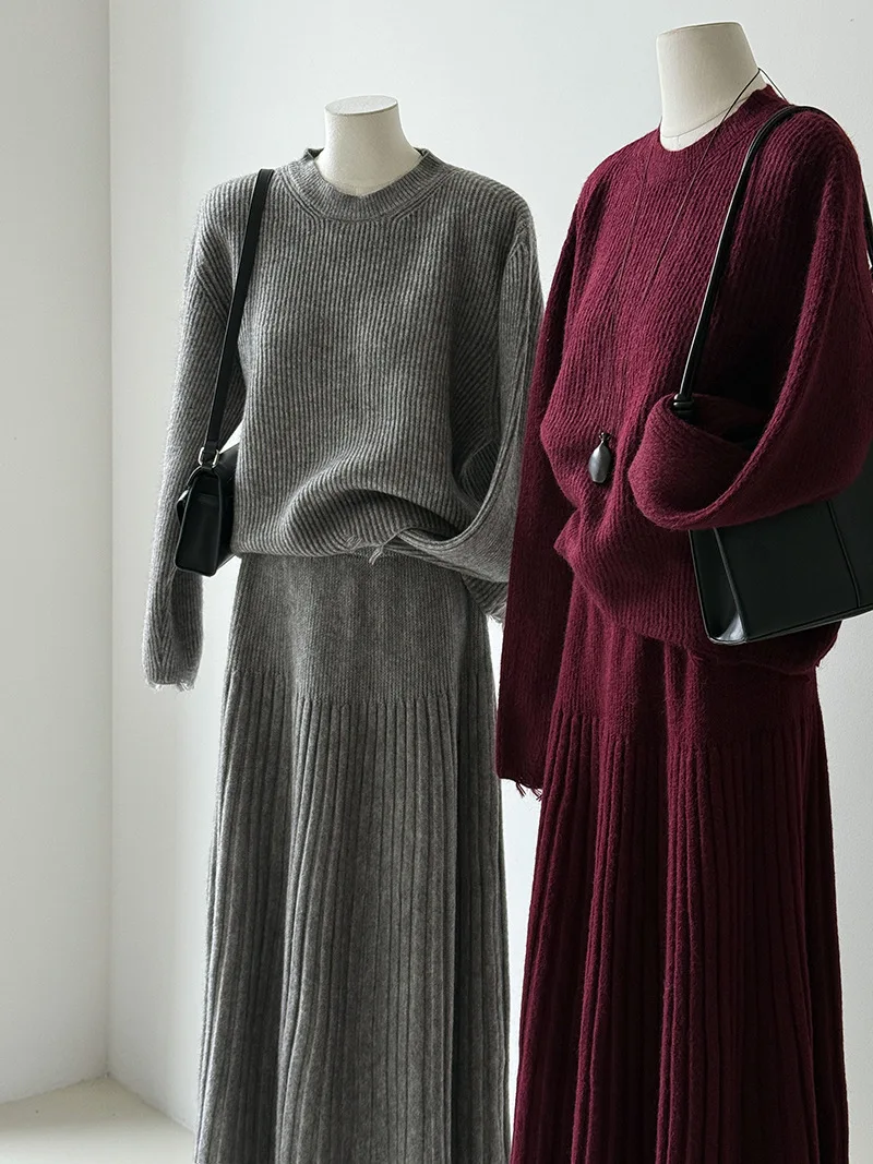 سترة محبوكة برقبة دائرية + تنورة عالية الخصر للتخسيس بطيات طقم نسائي للخريف والشتاء