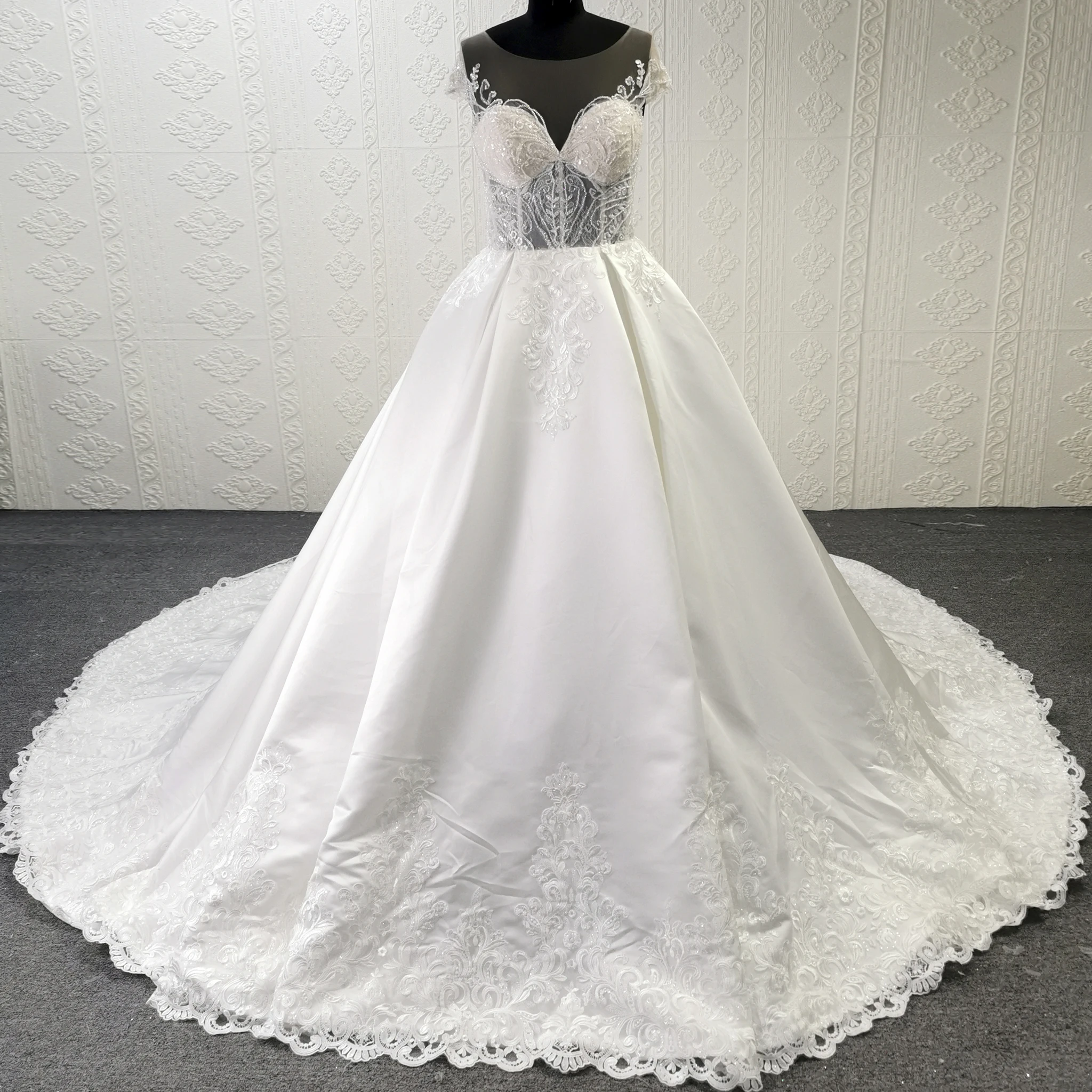 Rosymae Ballkleid-Hochzeitskleid, Spitzenmieder, durchsichtig, herzförmiger Ausschnitt, Flügelärmel, glatter Satinrock, Spitzenapplikationen, Jakobsmuschelsaum