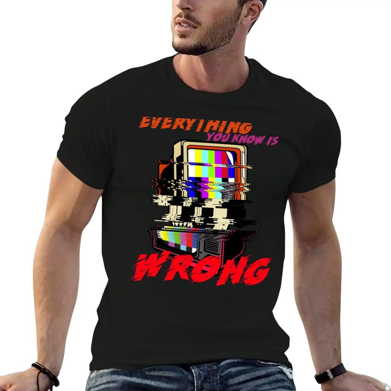 T-shirt décontracté ample grande taille avec effet VHS « EVERY THING YOU KNOW IS WRONG » – Le divertissement télévisuel rétro auquel vous êtes accro