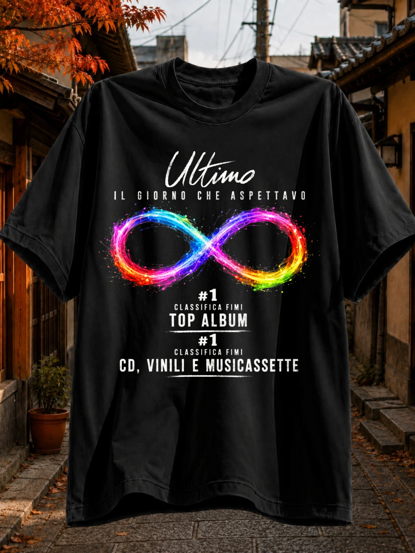T-shirt "Ultimo Il Giorno Che Aspettavo" avec motif de pinceau infini arc-en-ciel, texte de classement Fimi numéro un et thème musical éclatant.