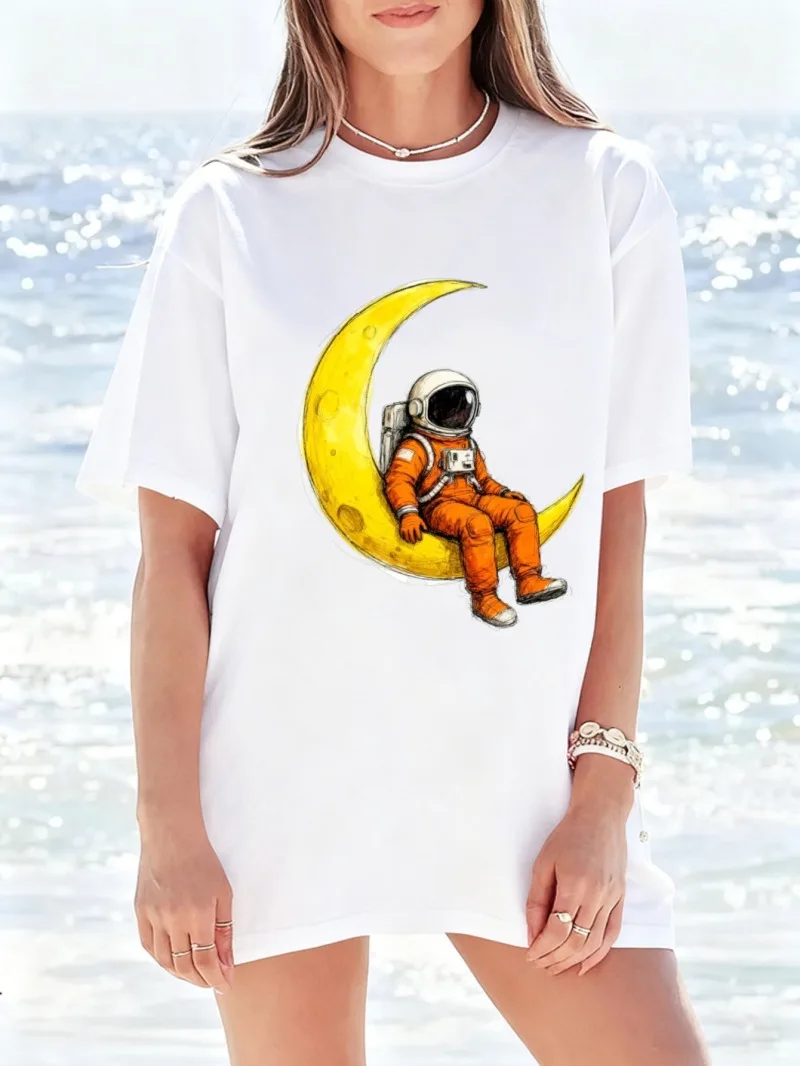 

Women's Short-sleeved Loose Printed T-shirt Fashionable Astronaut Sitting on Moon Printed Pattern Clothing Spring and Summer