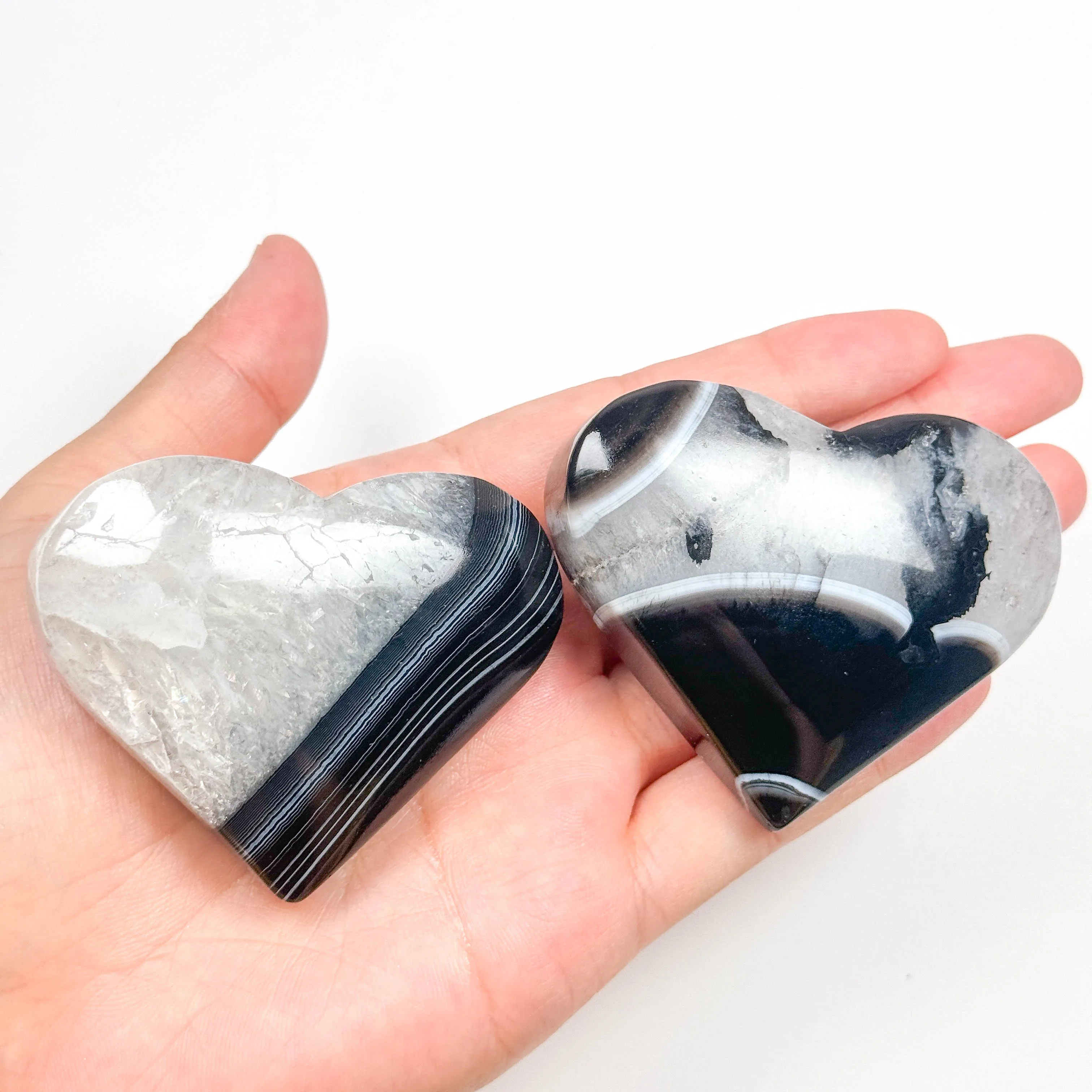 Heart Shaped Black Silk Agate Flat Palm Stones Carved Love Crystal Crafts Sardonyx Agate Stone Price for Home Decoration Gift