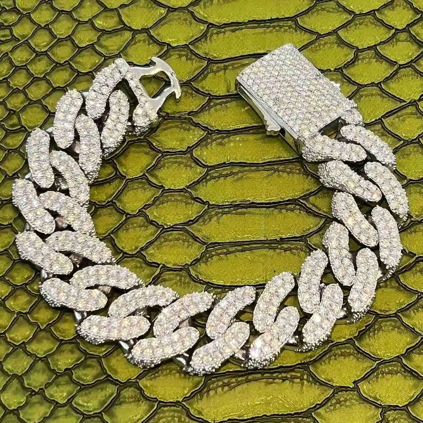 

Iced Out 15MM Hiphop VVS Cuban Link Bracelets Men 925 Sterling Silver Sparkling Dazzling Moissanite Bracelet