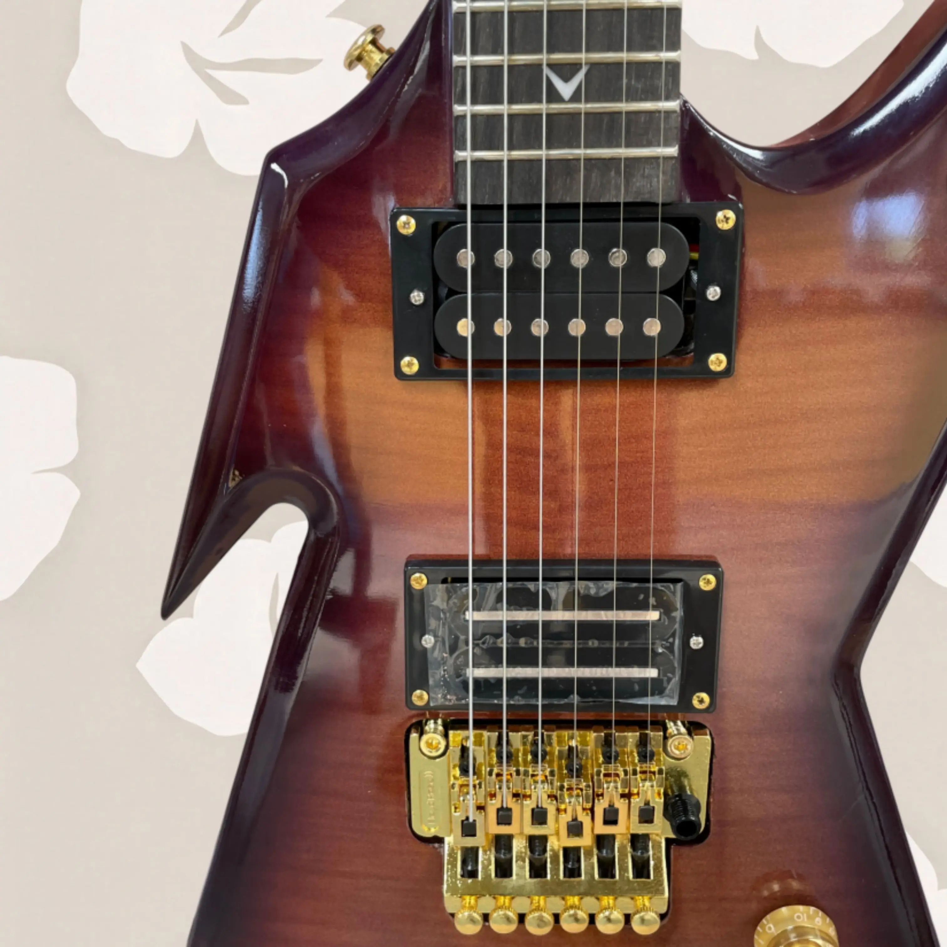Red-Brown Electric Guitar, Angular Contours, Fine Texture Grain Guitars, Strong Visual Impact For Stage Performances Guitarra