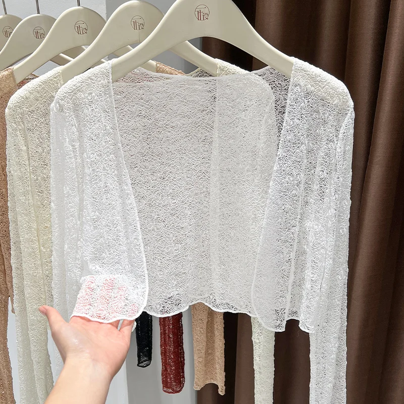 

Юбка на подтяжках с сетчатым кружевным кардиганом. Новинка весны 2025 года. Корейский стиль. Защита от солнца. Уникальный красивый маленький топ.