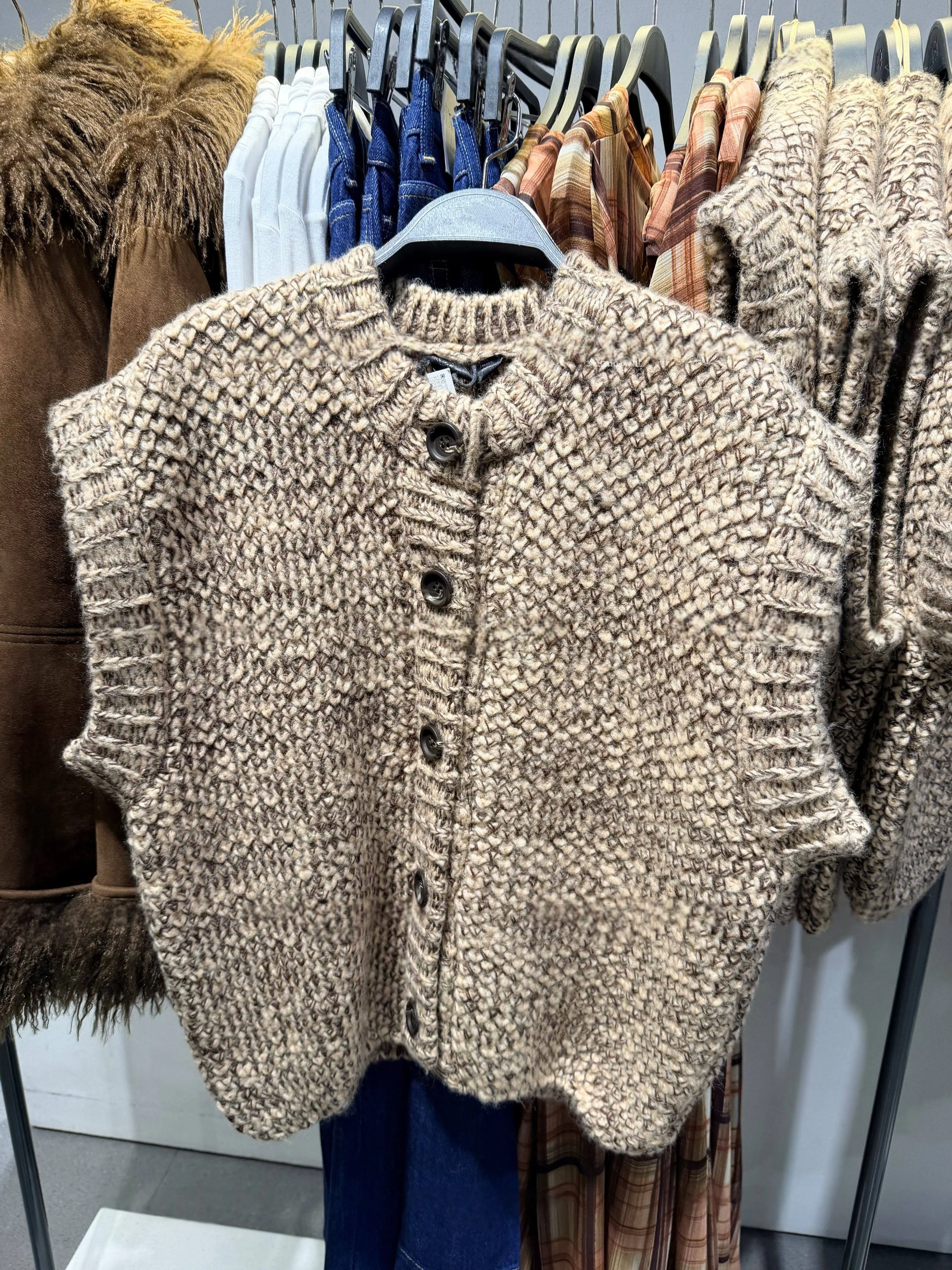 

2026 new women's fashion versatile slimming button round neck thick needle knitted vest vest vest vest jacket