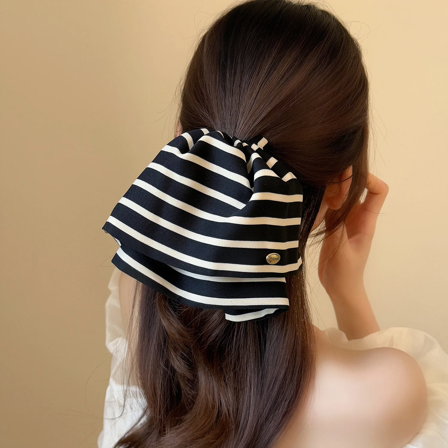 

Simple black and white striped satin skirt ponytail clip high-end light luxury versatile hairpin