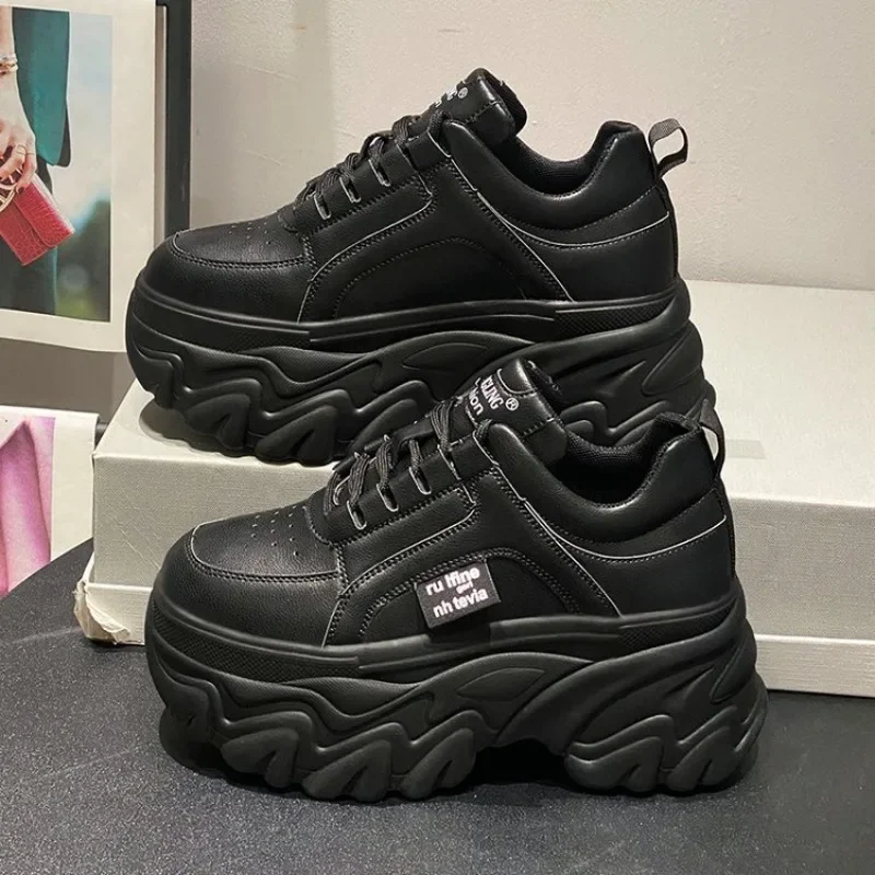 أحذية النساء الاتجاه أبيض أسود أحذية رياضية مكتنزة الخريف الشتاء سميكة القاع أبي أحذية عالية الجودة بولي Leather منصة جلدية أحذية رياضية جديدة