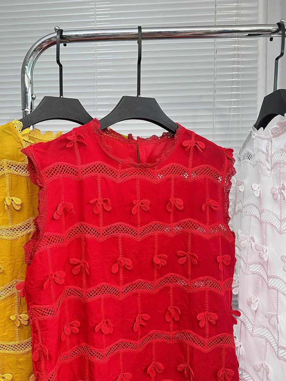 Women's Summer Elegant O Neck 3d Flowers Sleeveless Blouse Lady Solid Color Pullover Hollow Out Floral Tank Top