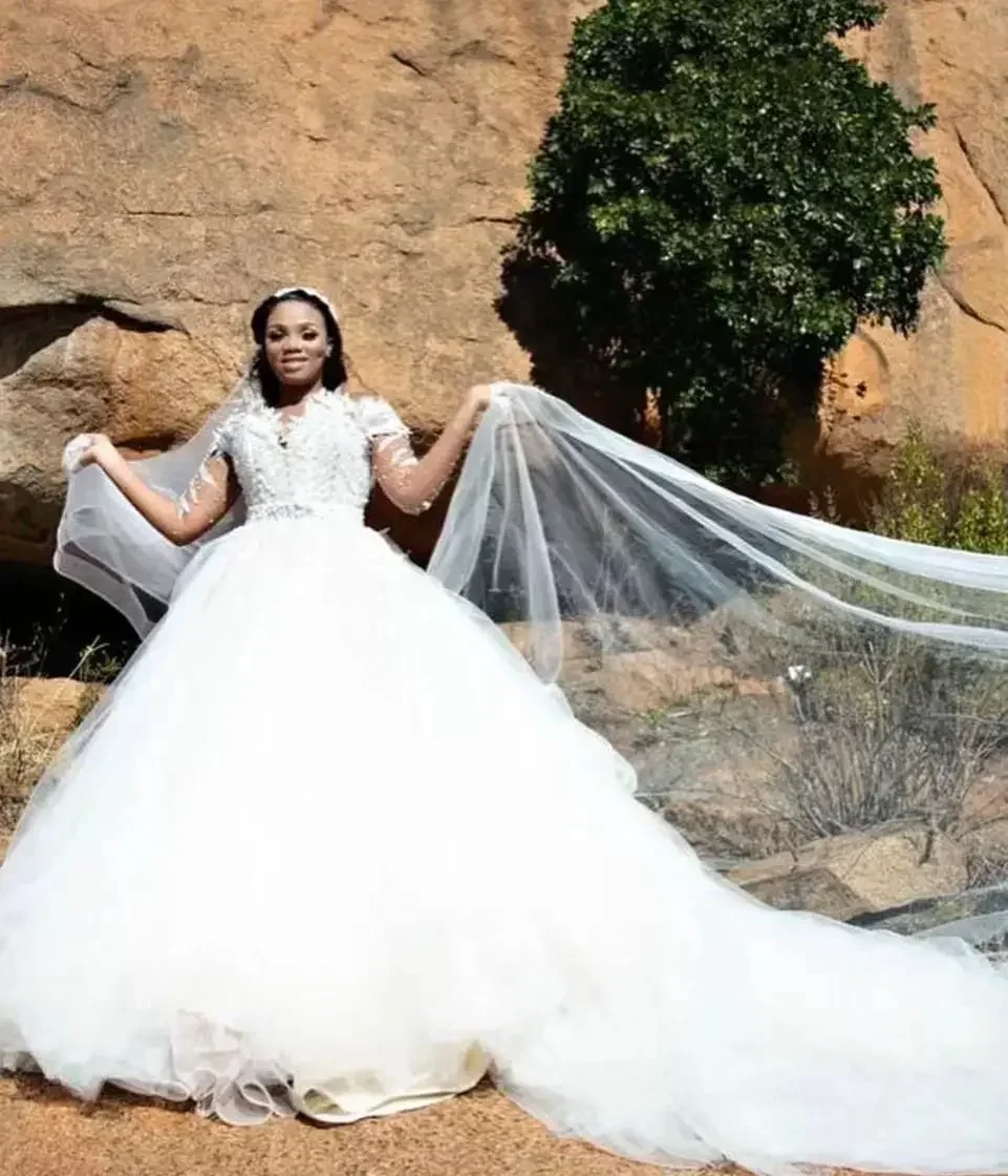 Suknie ślubne syreny z afrykańskimi perłami, z odpinanymi długimi rękawami, odpinany tren, odkryte ramiona, krój rybka.