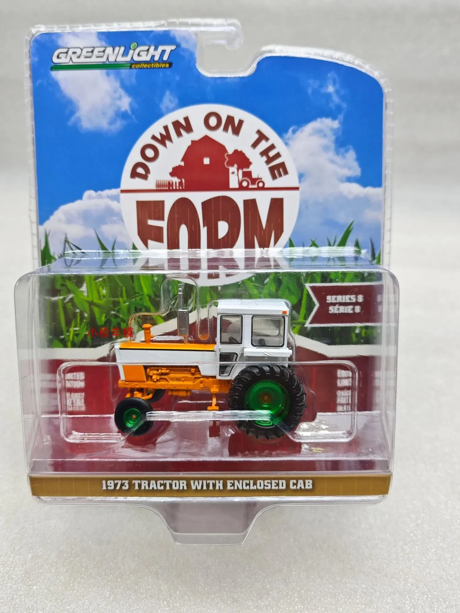 Green Light 1:64 On Farm 8-1973 Traktor Kabin Tertutup - Oranye Dan Putih Green MachineModel Mobil Koleksi Hobi Mainan Hadiah