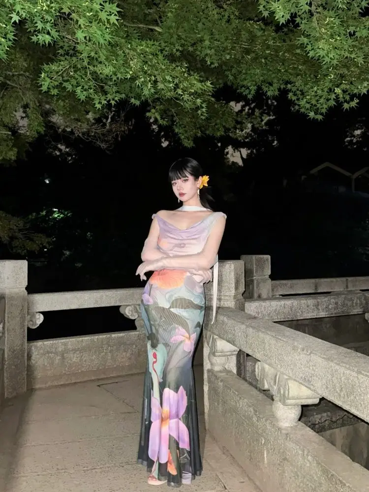 فستان Xgoth صيفي جديد فرنسي فاخر مطبوع بياقة متأرجحة بدون أكمام أرجواني للنساء فستان طويل للتخسيس على الورك