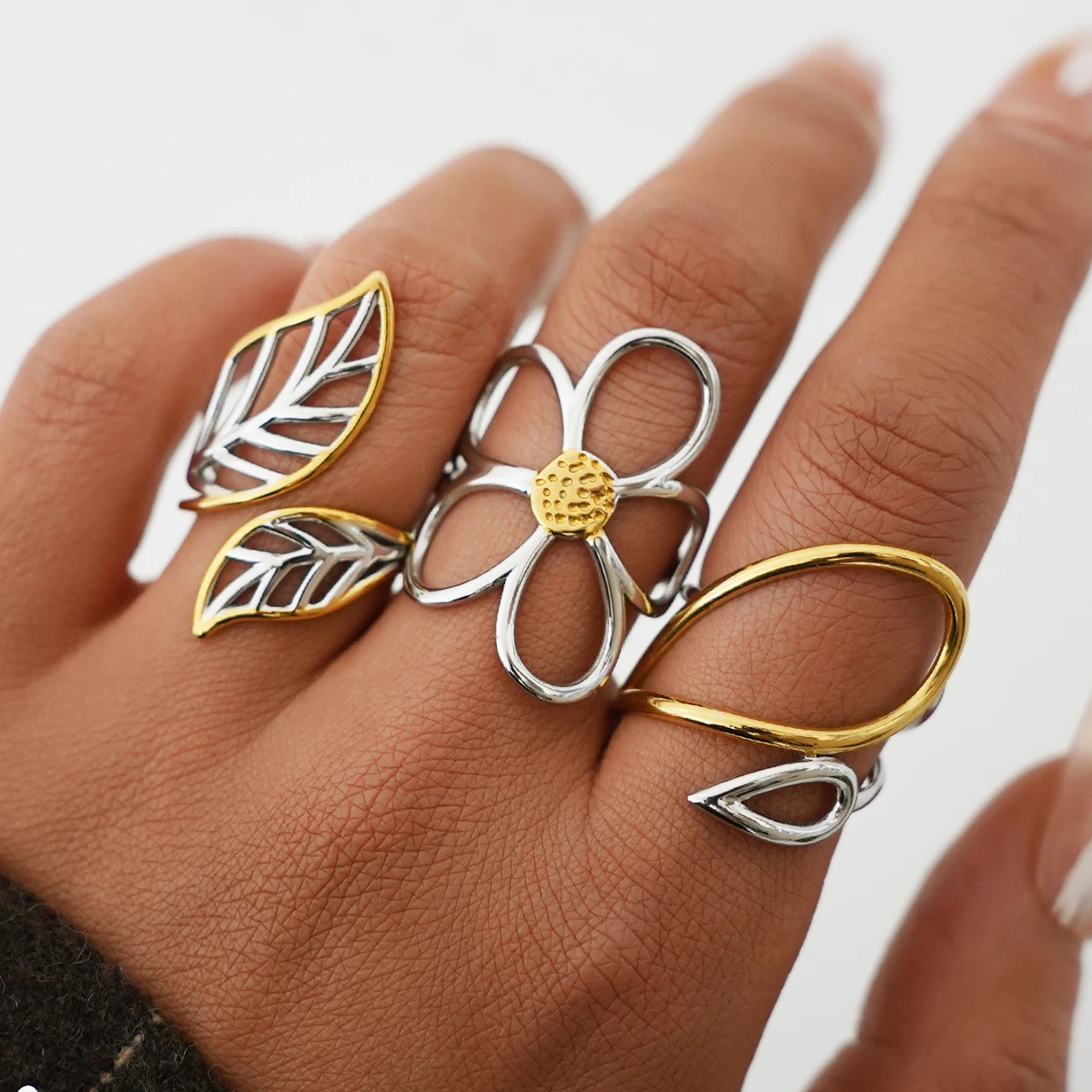 Stainless Steel Hollow Daisy Flower Ring for Women Simple 18K Gold PVD Plated Open Ring Anti Allergic Rust Proof Stylish Jewelry