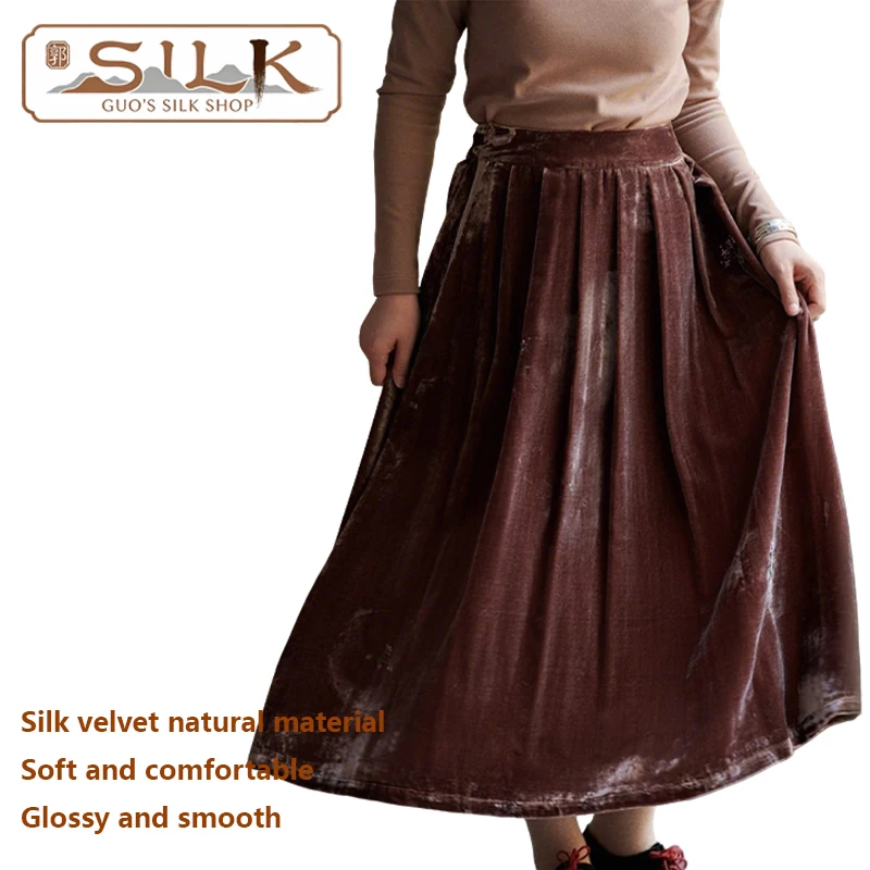 

Роскошное шелковое бархатное женское полуплатье. Элегантное и повседневное длинное платье с блестящей и мягкой текстурой. Элитная женская одежда.