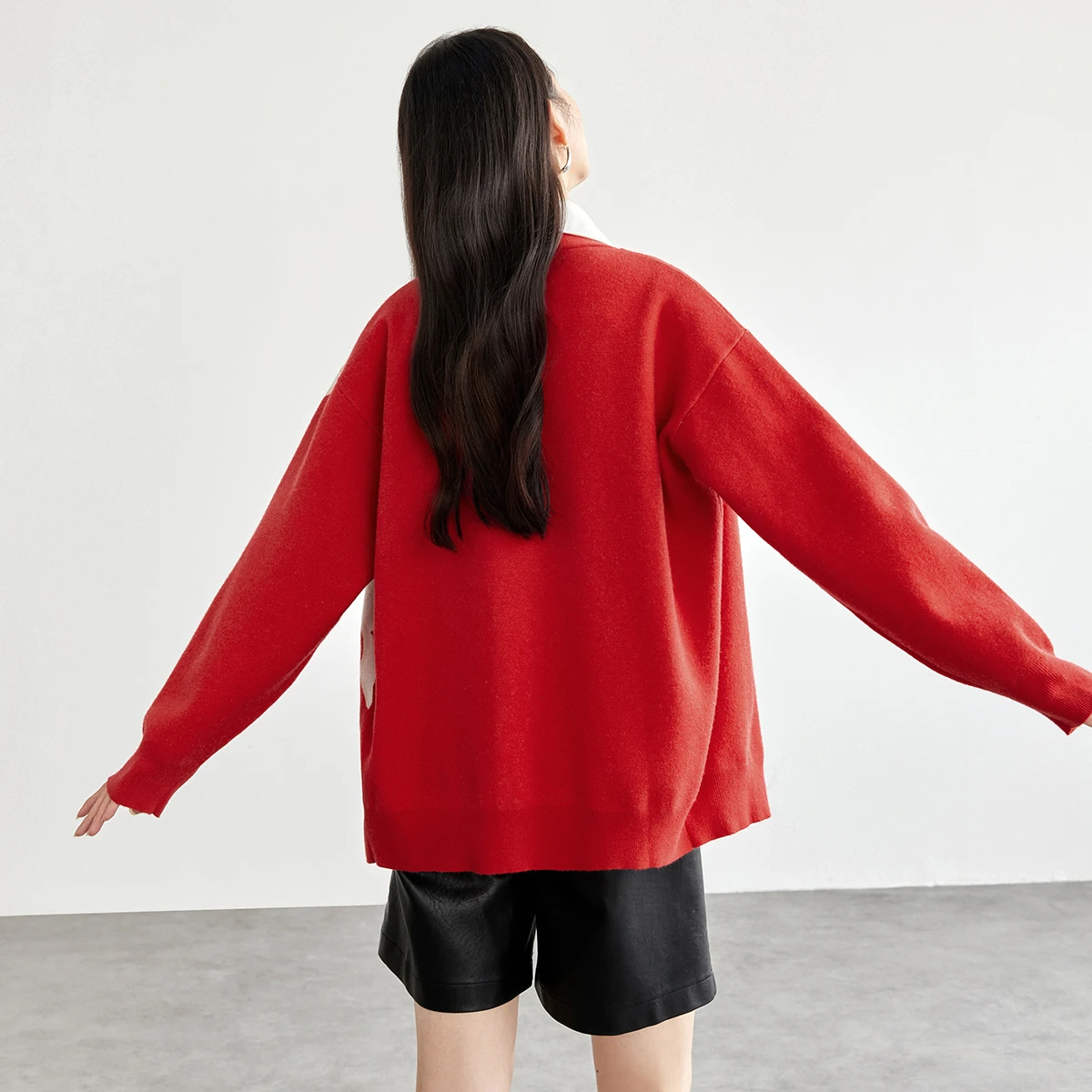 เสื้อคาร์ดิแกนถัก SENTUBILA สำหรับผู้หญิง คอวีหลวมๆ ลายแจ็คการ์ด แขนยาว แฟชั่นฤดูใบไม้ร่วง 2025 เสื้อผ้าลำลองสำหรับผู้หญิง W51H58098