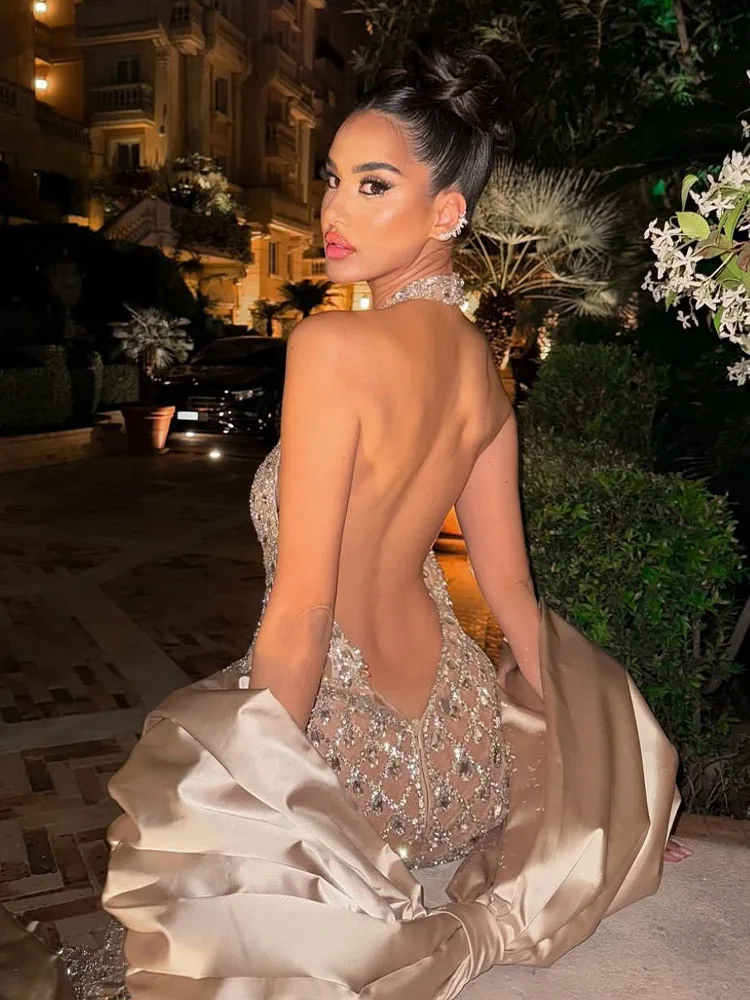 Impresionante vestido largo halter adornado con cristales: vestido transparente sexy con escote en V profundo para un vestido de fiesta de noche glamoroso