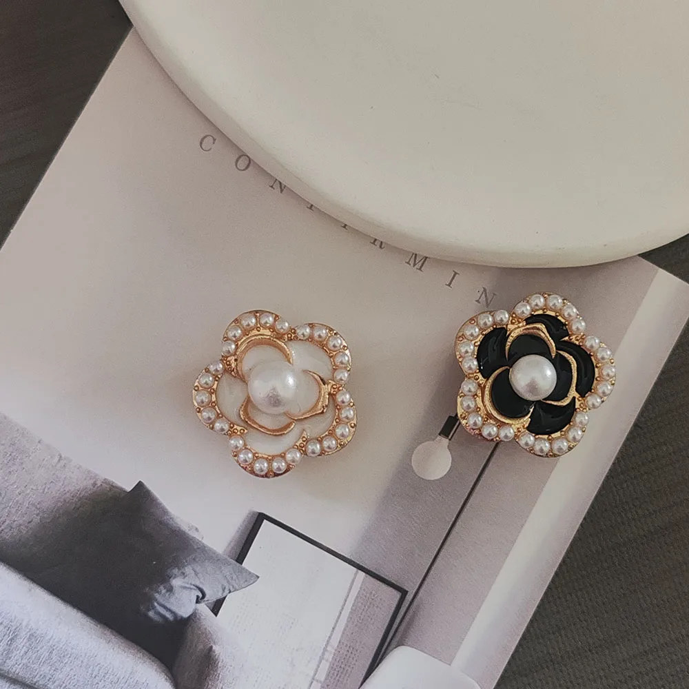 2 SZT. Modne metalowe guziki w kształcie kwiatów z kokardką i perłą do dekoracji odzieży DIY, ozdobne guziki ze stopu do koszul i rękawów.