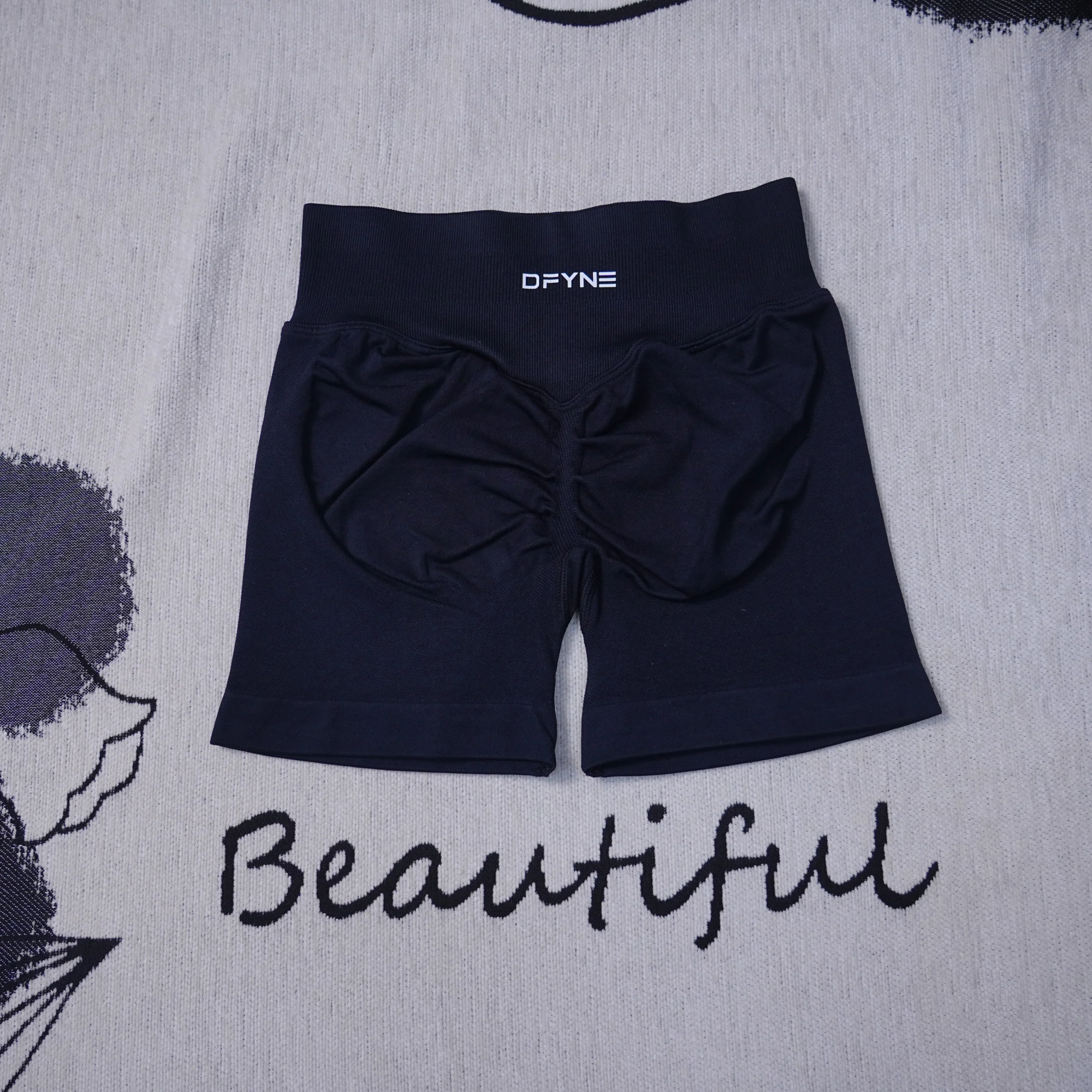 DyfneDFYNE شورت تأثير 4.5 بوصة شورت يوجا بدون خياطة منخفض الخصر Scrunch Bum Gym Workout Biker قصير قابل للتمدد للياقة البدنية Scrunch Butt Ch