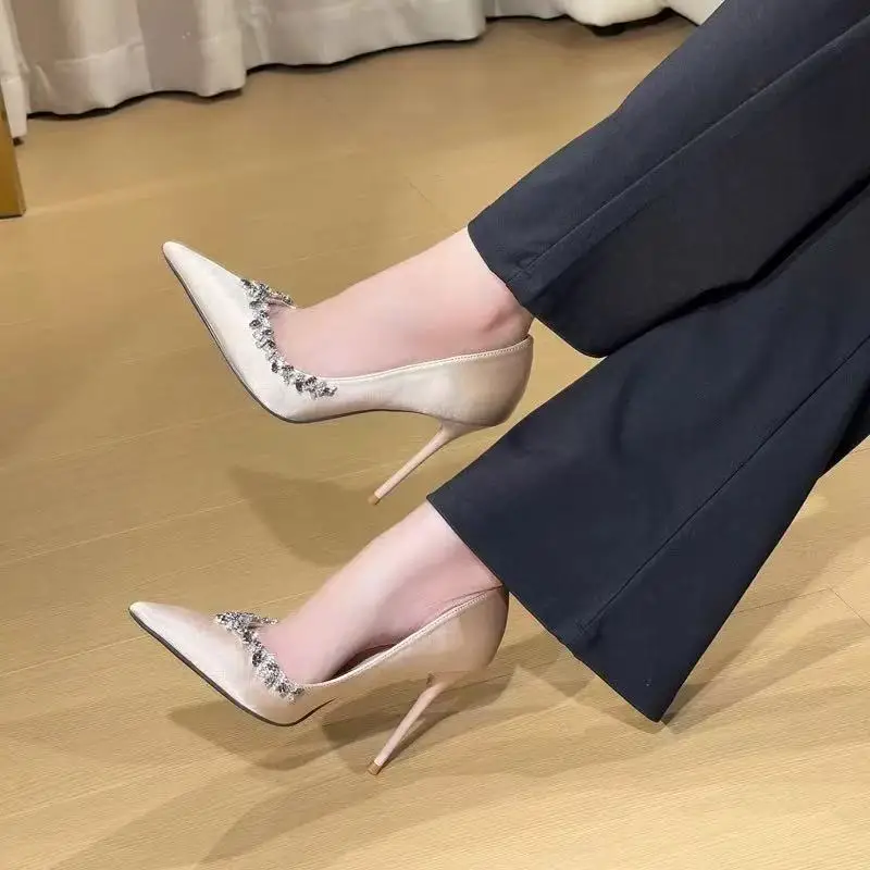 

Женские новые летние туфли 2025, туфли на высоком каблуке с острым носком и бриллиантами во французском стиле, черные туфли на высоком каблуке во французском стиле