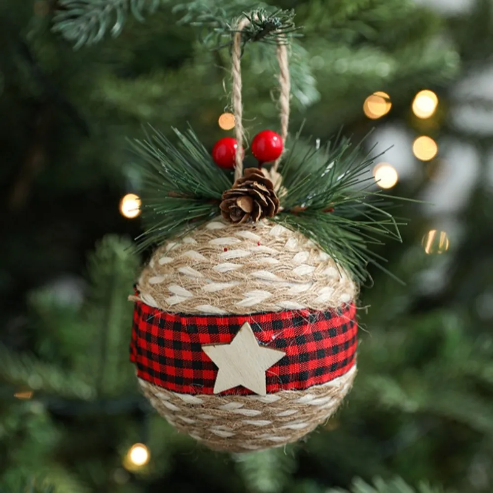 クリスマスに包まれた布製ボール,赤と緑の市松模様の布製スター,お祭りの木のボール,ベリーの葉