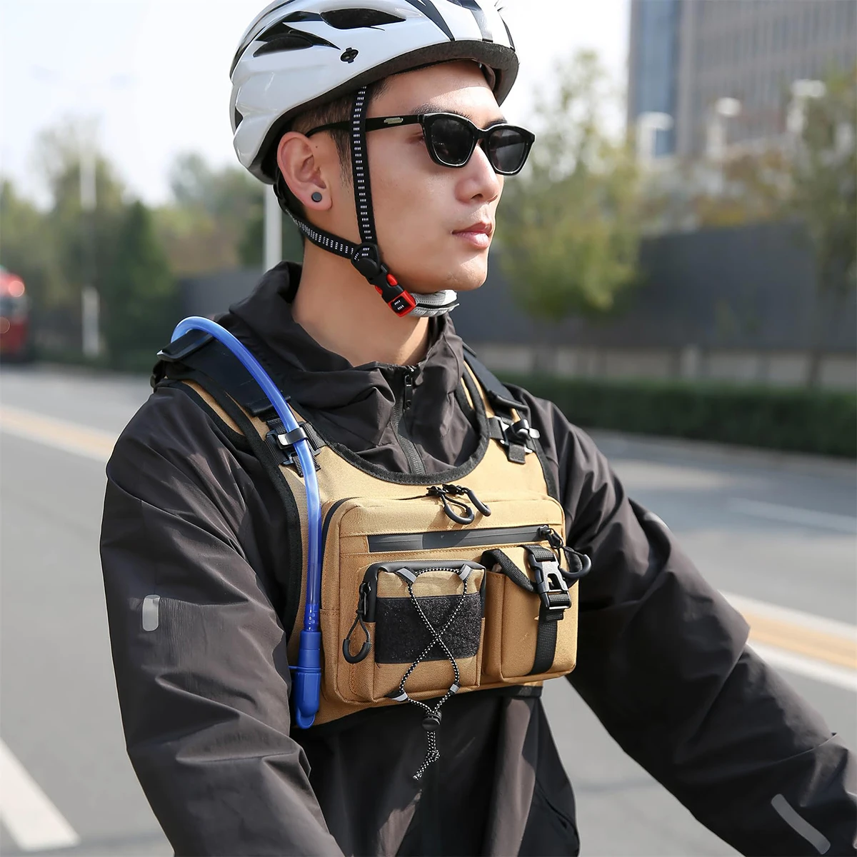 

Hands-Free Lightweight Nylon Chest Pack Hydration Running Pack for Men Outdoor Vest Bag with Included Adjustable Straps