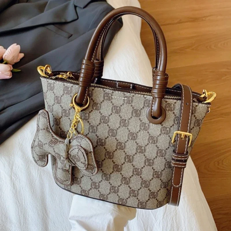 

Обновите свою коллекцию аксессуаров с помощью этой женской сумки в стиле ретро, усовершенствованной классической подвески с современной функциональностью.