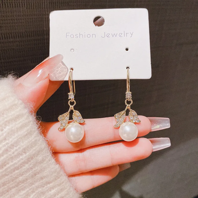 New Fashion Pearl Crystal Earrings for Women 2025 Minimalist Style Personality Earrings Trendy Jewelry Party Accessories Gifts