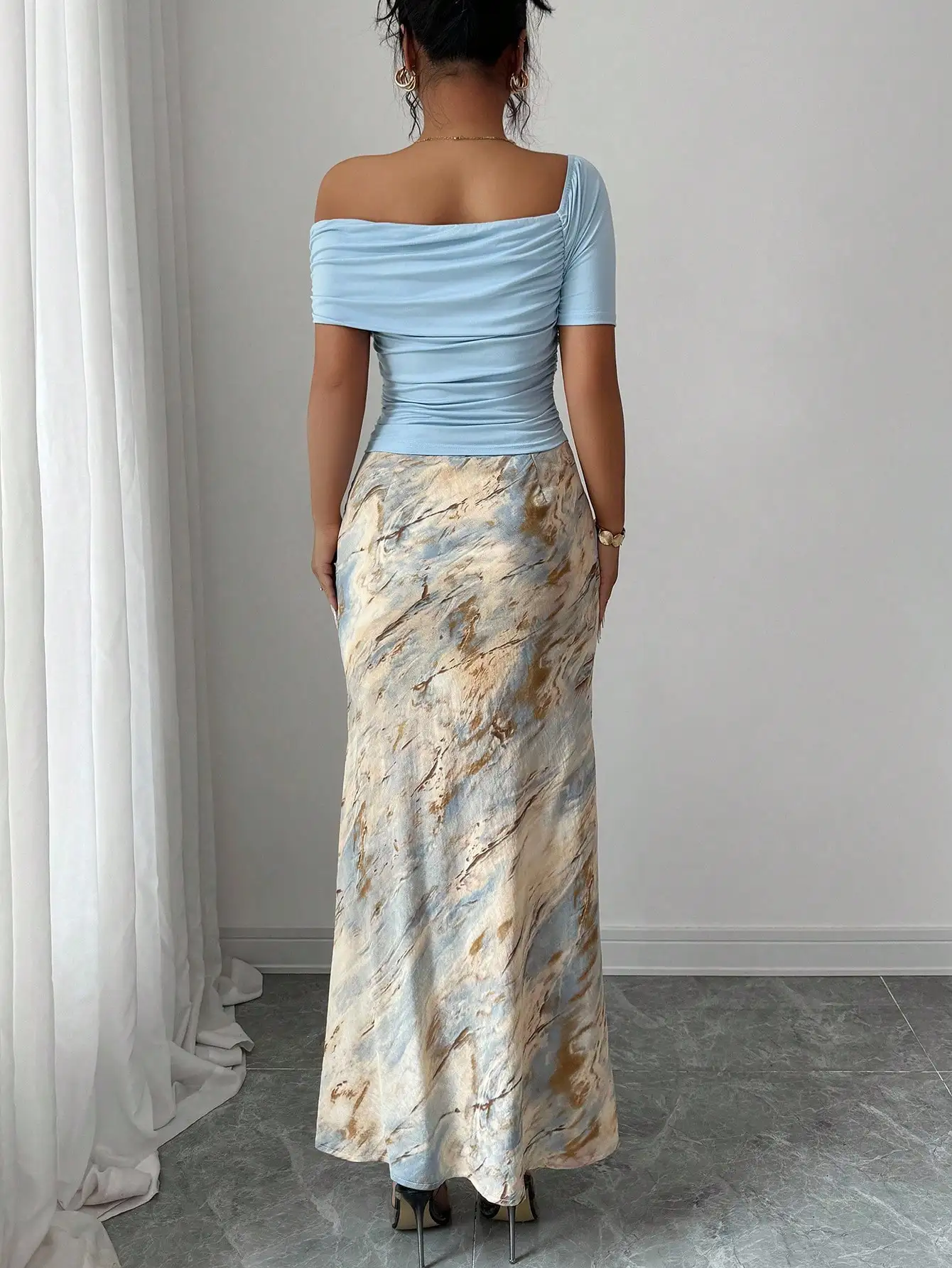 2-Piece Women's Set: Off-Shoulder Ruched Top & Marble Print Side Slit Skirt
