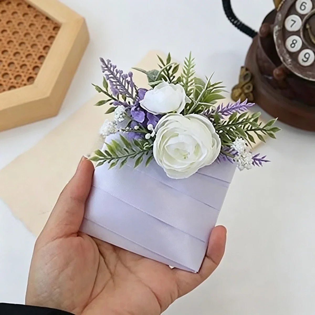 1Pcs Men Boutonniere Artificial Flower Groom Groomsman Lapel Pin Pocket Flower for Wedding Party Festival Guest Prom Decor
