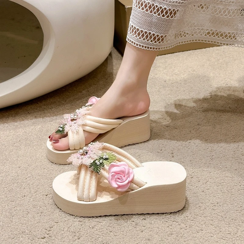 

2025 Hot Sale Summer New Fashion Embroidery Flowers Flip-flops Outside Wear Non-slip Thick Bottom Beach Sandals Slippers Female