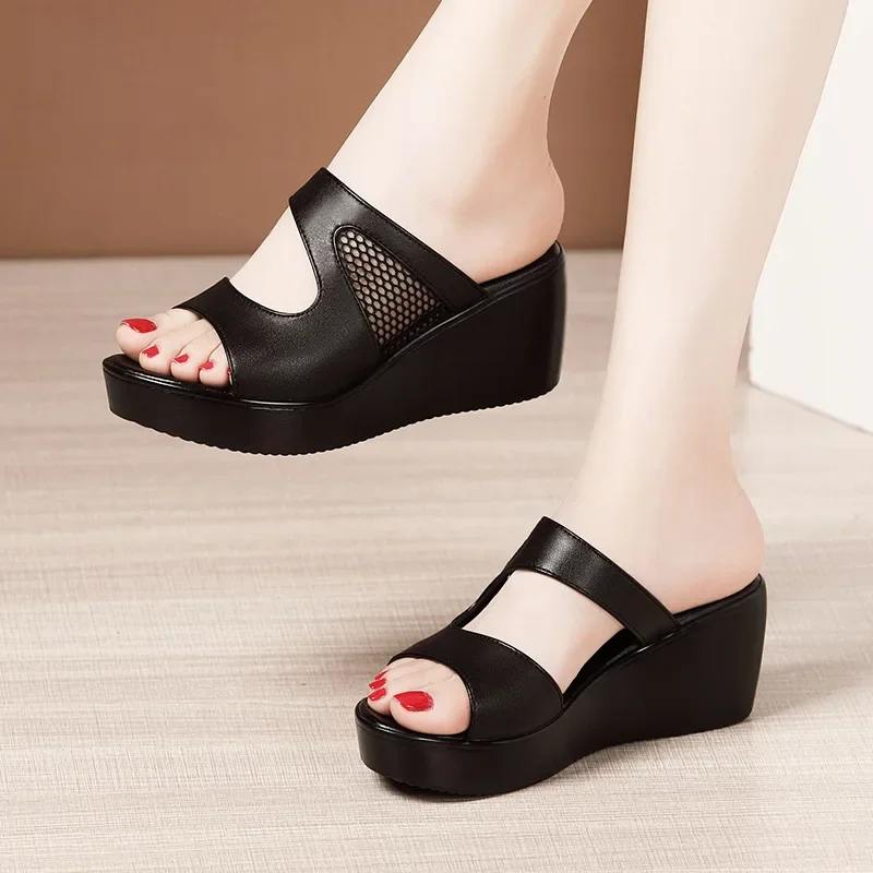 Buty na koturnie plus size 32-43 damskie klapki letnie 2025 wycięte wysokie obcasy wsuwane damskie buty do biura skórzane klapki
