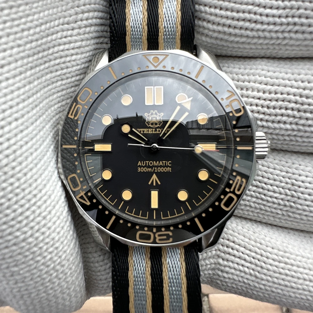 STEELDIVE Men Diver Watch Military Automatic Watch 300m Waterproof Mechanical Wristwatch C3 Luminous Sapphire NH35 Ceramic Bezel