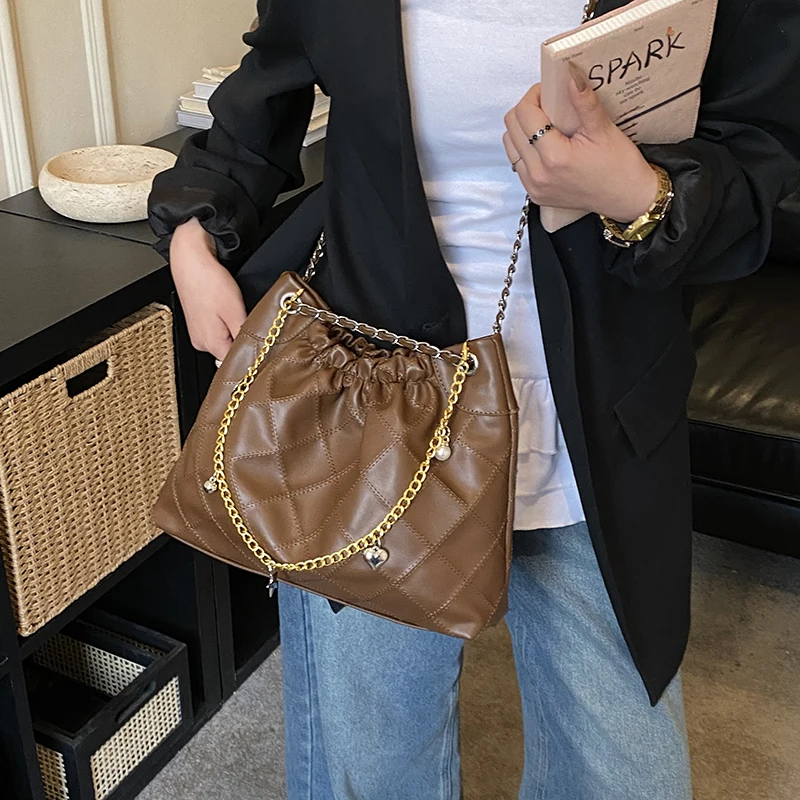 

Легкая роскошная нишевая сумка на цепочке для женщин 2026, новая модная элегантная сумка через плечо на одно плечо для работы и поездок на работу 8065XY