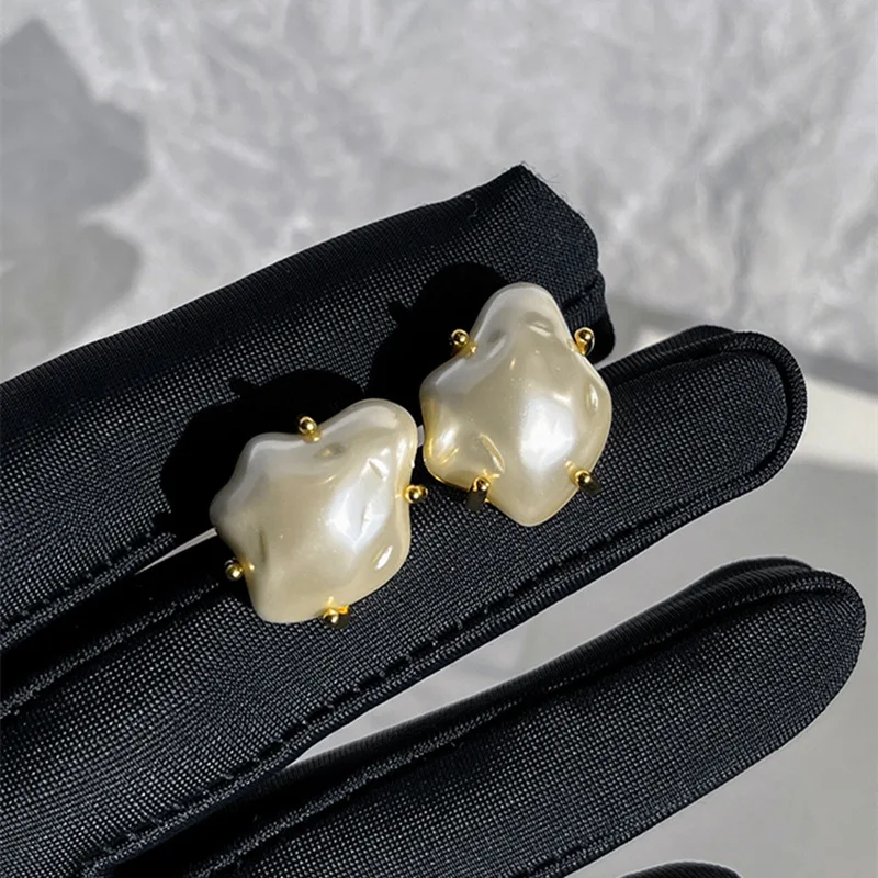 

Personality Irregular Baroque Earrings Women's Light Luxury Niche Design High-End Retro Temperament All-Match Women's Earrings