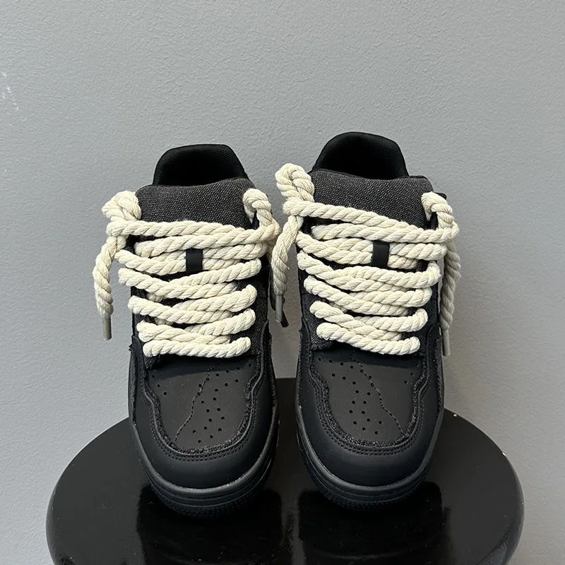 Ein Paar trendige, schwarze Herrenschuhe, vielseitige Sportschuhe für alle Jahreszeiten, die sowohl für sportliche als auch für Freizeitaktivitäten geeignet sind, sowie Schuhe mit erhöhter Sohle. – Detail 3