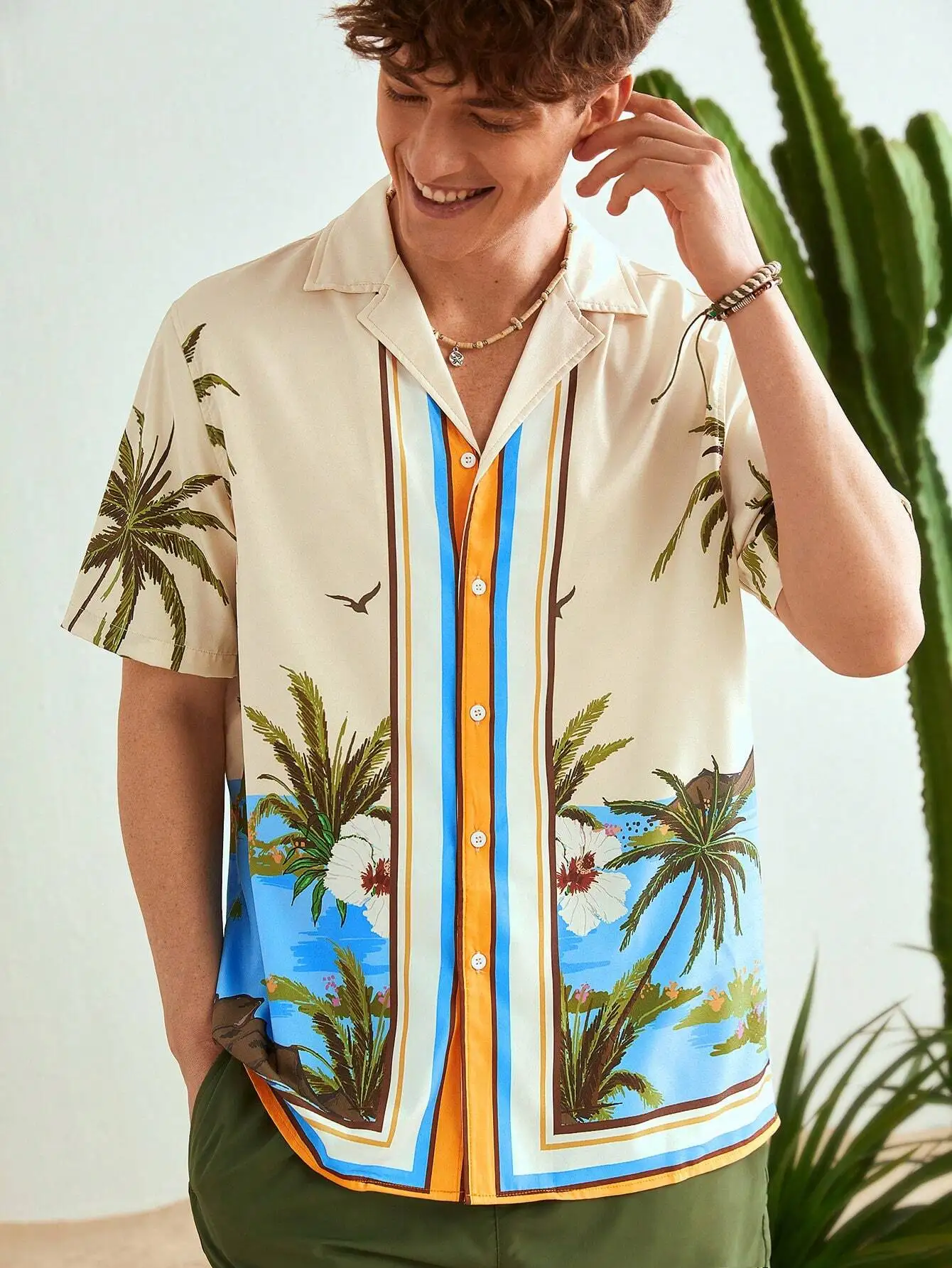 

Loose Fit Men's Tropical Print Casual Short Sleeve Shirt with Palm Tree & Hibiscus Design
