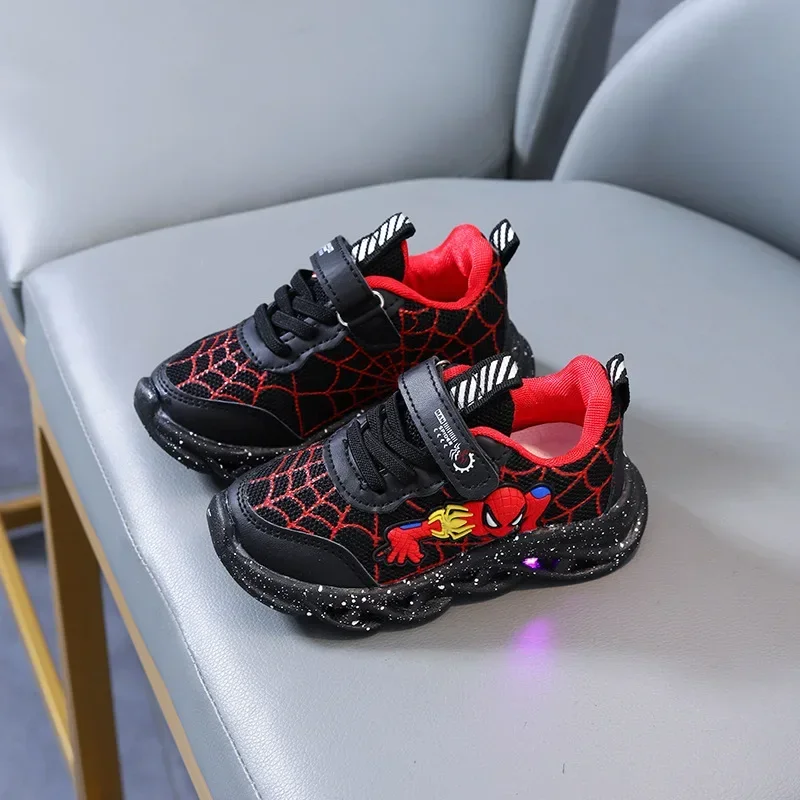 Disney LED Casual Sneakers rosso nero per ragazzi primaverili Spiderman Mesh Outdoor Shoes bambini scarpe antiscivolo illuminate taglia 21-30